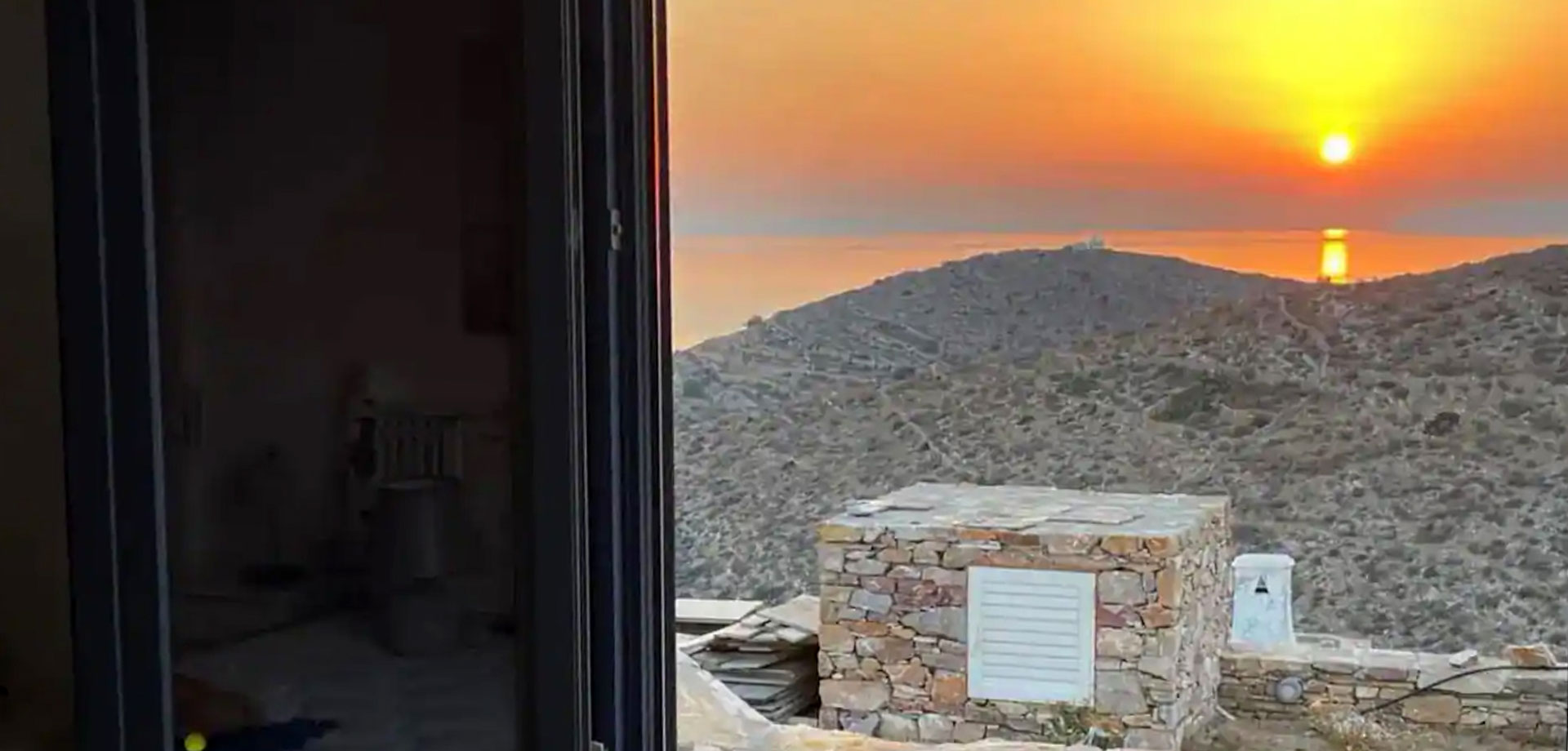 Θέα στο ηλιοβασίλεμα από την κατοικία Αμπέλι στη Φολέγανδρο