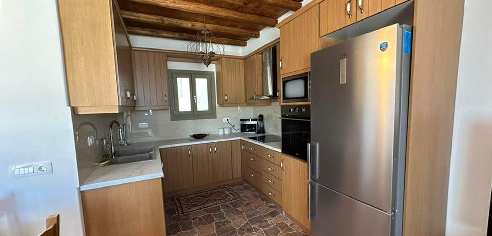 Πλήρως εξοπλισμένη κουζίνα στην κατοικία Λυγαριά στη Φολέγανδρο