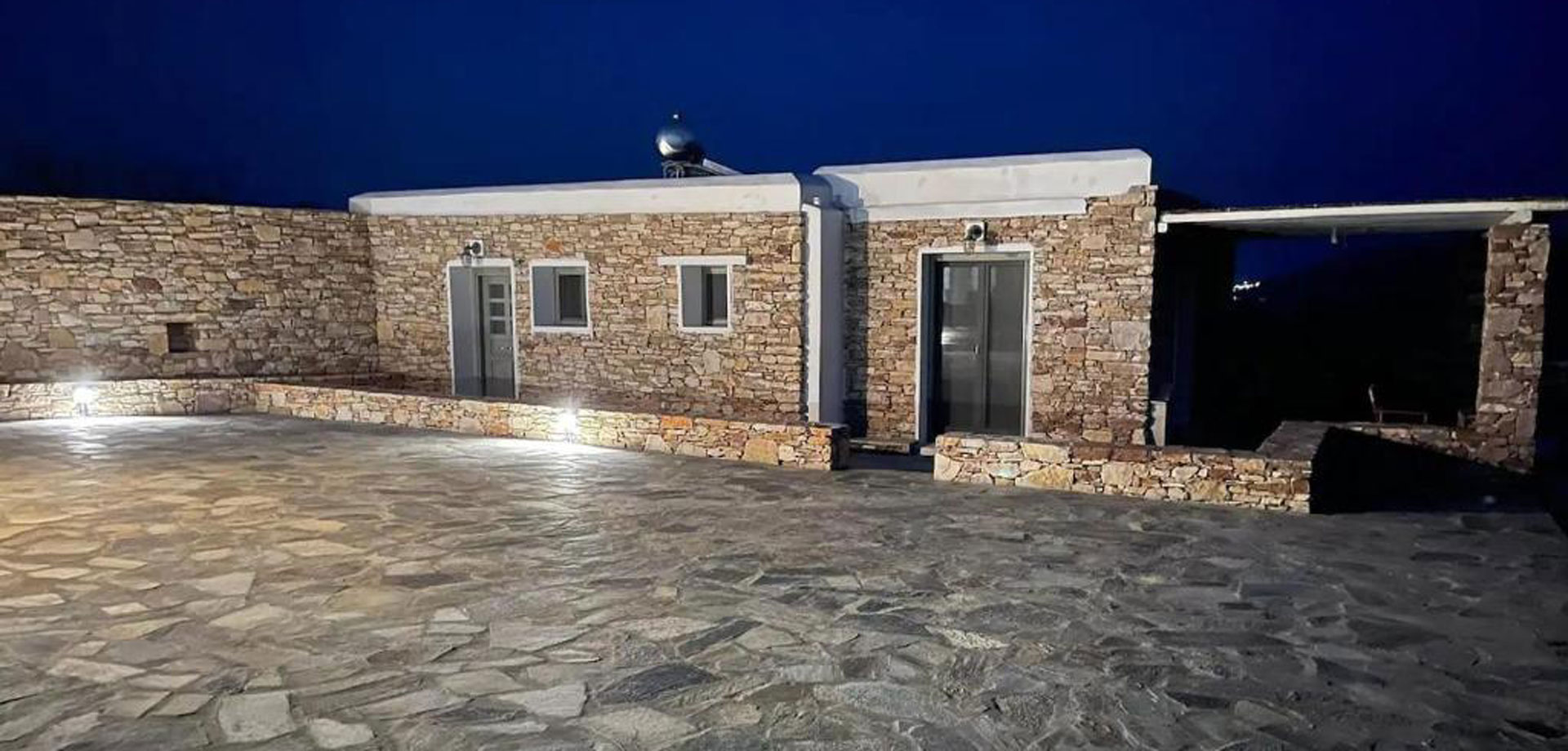 Εξωτερική όψη του σπιτιού Βραχιές στην Άνω Μεριά της Φολεγάνδρου